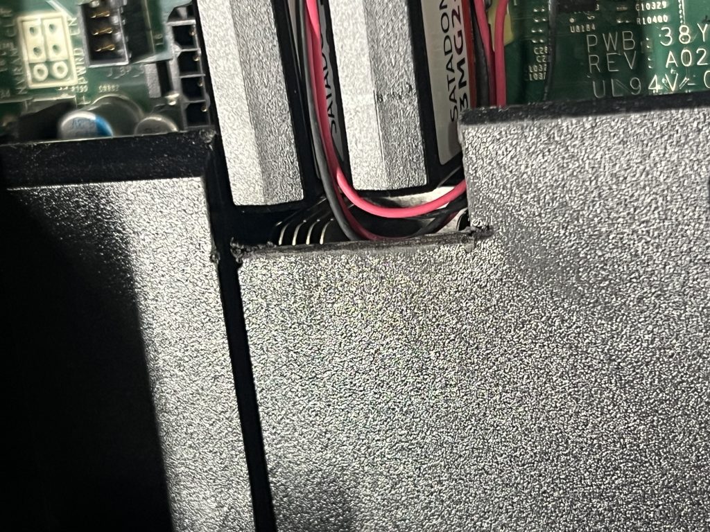 The fan cowl has been cut (with my Dewalt oscillating tool) so it fits flush with the chassis.